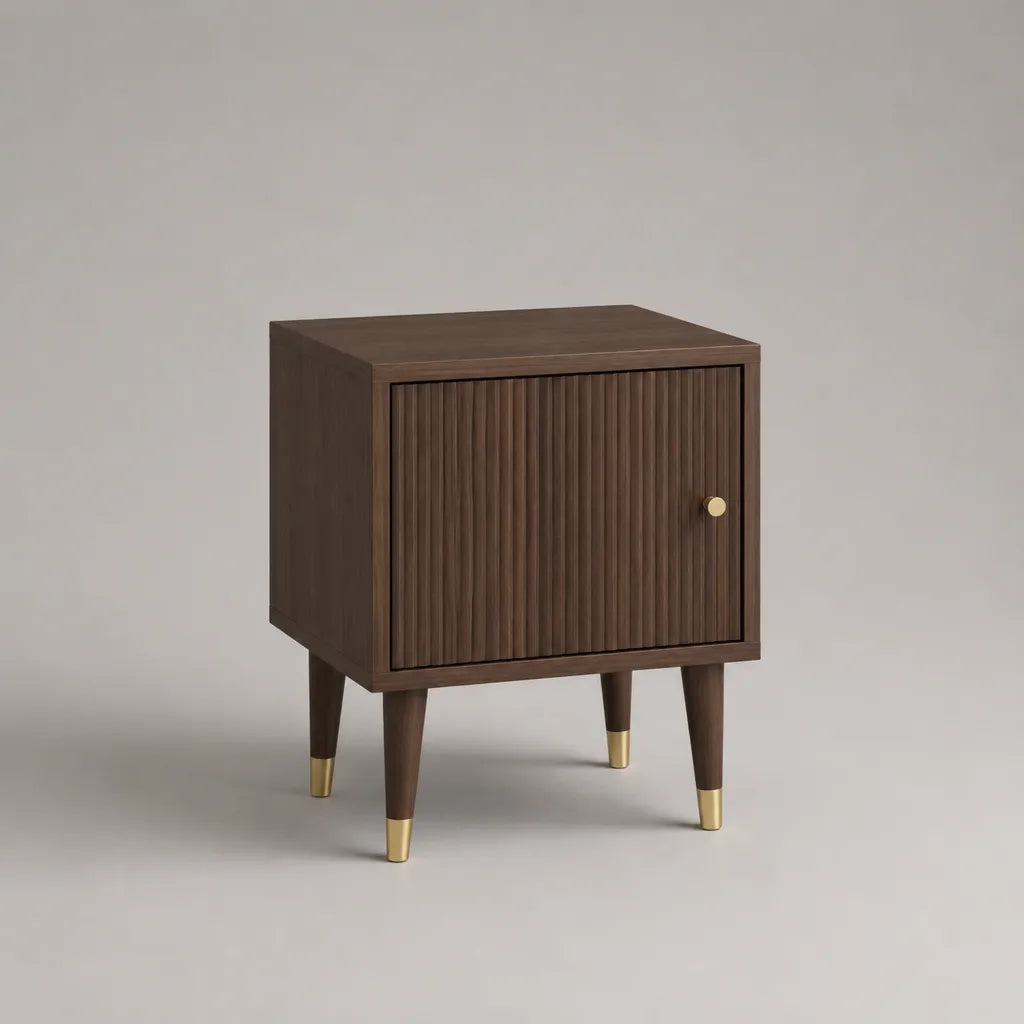 Comodino in legno con porta scanalata e contenitore, noce marrone e oro, 45 × 35 × 60 cm