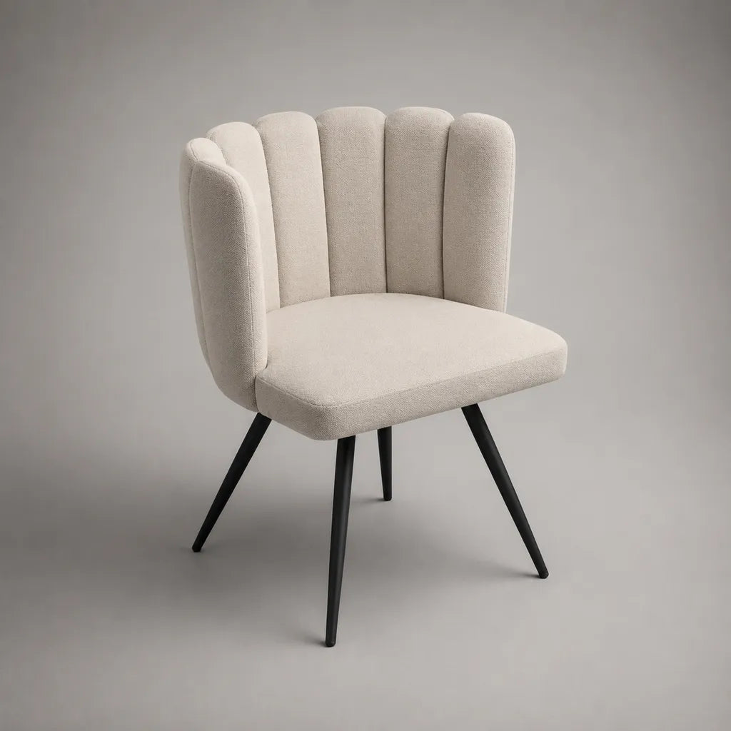 Sedia imbottita in tessuto curvo beige con schienale avvolgente e piedi in acciaio nero, 62 × 61 × 82 cm