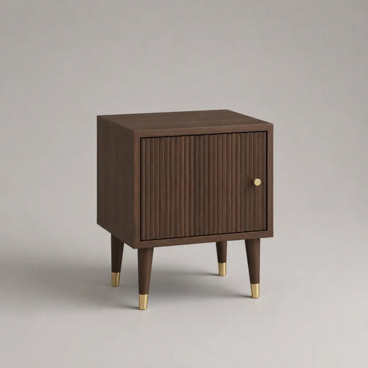 Comodino in legno con porta scanalata e contenitore, noce marrone e oro, 45 × 35 × 60 cm